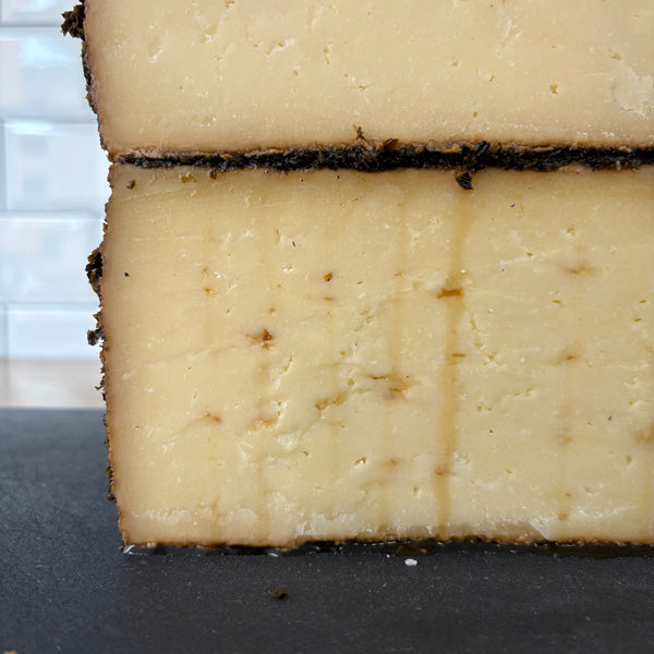 Queso "Don Antonio" de oveja curado en miel y orégano